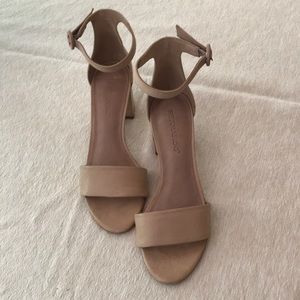 Bernardo gently used size8M ankle strap sandals